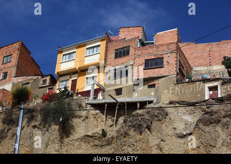 Prekär gebaute Häuser (wahrscheinlich ohne Genehmigung) auf einem instabilen Steilhang/Bodenhang an der Calle Belzu, La Paz, Bolivien Stockfoto