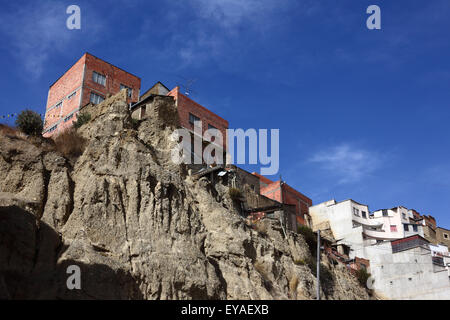Prekär gebaute Häuser (wahrscheinlich ohne Genehmigung) auf einem instabilen Steilhang/Bodenhang an der Calle Belzu, La Paz, Bolivien Stockfoto