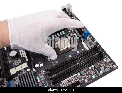 Installation von modernen Prozessor CPU-Sockel auf dem motherboard Stockfoto