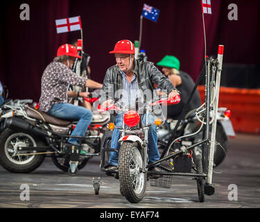 Sydney, Australien. 25. Juli 2015. Jeremy Clarkson, Richard Hammond & James May in Aktion während Arena in Allphones Arena. Stockfoto