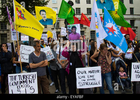 London, 25. Juli 2015. Hunderte von Kurden und ihre Unterstützer protestieren gegen ISIS, nach dem Selbstmordanschlag in Suruc die 32 Menschen das Leben und die türkische Regierung von Recep Tayyip Erdoğan forderte die sie angeblich unterstützt ISIS in ihrer laufenden Kampagne gegen die Kurden, die einen Aufstand zum Einrichten eines unabhängigen kurdischen Staates ausgeführt worden sein. Bildnachweis: Paul Davey/Alamy Live-Nachrichten Stockfoto