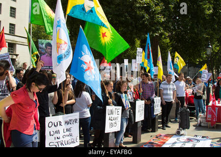 London, 25. Juli 2015. Hunderte von Kurden und ihre Unterstützer protestieren gegen ISIS, nach dem Selbstmordanschlag in Suruc die 32 Menschen das Leben und die türkische Regierung von Recep Tayyip Erdoğan forderte die sie angeblich unterstützt ISIS in ihrer laufenden Kampagne gegen die Kurden, die einen Aufstand zum Einrichten eines unabhängigen kurdischen Staates ausgeführt worden sein. Bildnachweis: Paul Davey/Alamy Live-Nachrichten Stockfoto