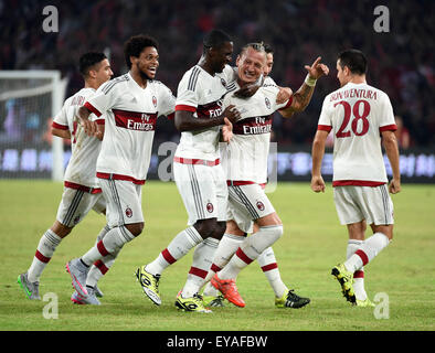 Shenzhen, China Guangdong Provinz. 25. Juli 2015. AC Philippe Mexes (2. R) feiert nach seinem Tor während der internationalen Champions Cup Freundschaftsspiel gegen Inter Mailand in Shenzhen, Guangdong Provinz Süd-China, 25. Juli 2015. AC Milan gewann das Spiel 1: 0. © Liu Dawei/Xinhua/Alamy Live-Nachrichten Stockfoto