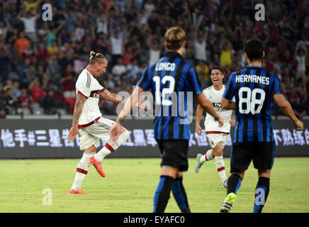 Shenzhen, China Guangdong Provinz. 25. Juli 2015. AC Philippe Mexes (1. L) feiert nach seinem Tor während der internationalen Champions Cup Freundschaftsspiel gegen Inter Mailand in Shenzhen, Guangdong Provinz Süd-China, 25. Juli 2015. AC Milan gewann das Spiel 1: 0. © Liu Dawei/Xinhua/Alamy Live-Nachrichten Stockfoto