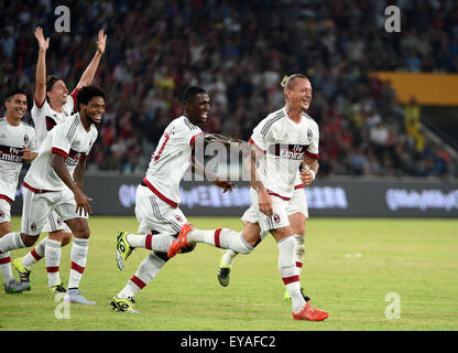Shenzhen, China Guangdong Provinz. 25. Juli 2015. AC Philippe Mexes (1. R) feiert nach seinem Tor während der internationalen Champions Cup Freundschaftsspiel gegen Inter Mailand in Shenzhen, Guangdong Provinz Süd-China, 25. Juli 2015. AC Milan gewann das Spiel 1: 0. © Liu Dawei/Xinhua/Alamy Live-Nachrichten Stockfoto