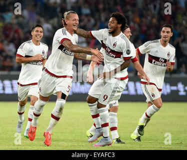 Shenzhen, China Guangdong Provinz. 25. Juli 2015. AC Philippe Mexes (2. L) feiert nach seinem Tor während der internationalen Champions Cup Freundschaftsspiel gegen Inter Mailand in Shenzhen, Guangdong Provinz Süd-China, 25. Juli 2015. AC Milan gewann das Spiel 1: 0. © Liu Dawei/Xinhua/Alamy Live-Nachrichten Stockfoto