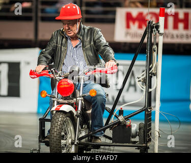 Sydney, Australien. 25. Juli 2015. Jeremy Clarkson, Richard Hammond & James May in Aktion während Arena in Allphones Arena. Stockfoto