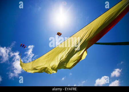 Bunte; Fliegen gekrümmte Kite Sail in den Himmel bei Lytham, Lancashire, UK Kites trailing Material an der St Annes Kite Festival am 25. und 26. Juli 2015. Der Himmel über der Küste überschwemmt mit Farbe als fabelhafte große Anzeige der riesigen Drachen in die Luft am Strand neben der Seebrücke. Das festival Single Line empfohlene, Dual, Quad und Power Kites, Windsack, weich, Schlauchboote, Banner, und Lenkdrachen in allen Formen und Größen mit einer Vielzahl von Kitesurf Stoffen Stockfoto