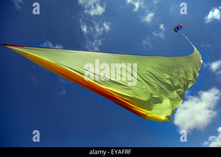 Lytham, Lancashire, UK Kites trailing Material an der St Annes Kite Festival am 25. und 26. Juli 2015. Der Himmel über der Küste überschwemmt mit Farbe als fabelhafte große Anzeige der riesigen Drachen in die Luft am Strand neben der Seebrücke. Das festival Single Line empfohlene, Dual, Quad und Power Kites, Windsack, weich, Schlauchboote, Banner, und Lenkdrachen in allen Formen und Größen mit einer Vielzahl von Kitesurf Stoffen Stockfoto