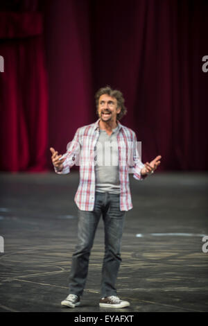 Sydney, Australien. 25. Juli 2015. Jeremy Clarkson, Richard Hammond & James May in Aktion während Arena in Allphones Arena. Stockfoto