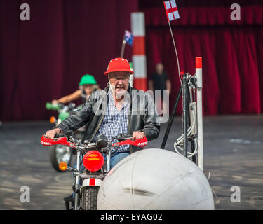 Sydney, Australien. 25. Juli 2015. Jeremy Clarkson, Richard Hammond & James May in Aktion während Arena in Allphones Arena. Stockfoto