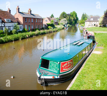 Die Rose Narrowboat festgemacht an der Kennet und Avon Kanal, Hungerford, Berkshire, England, UK Stockfoto