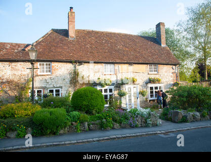 Geschenk-Shops in historischen Gebäuden bei Avebury, Wiltshire, England, UK Stockfoto