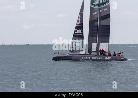 Portsmouth, UK 25. Juli 2015 Team BAR bereiten Sie für die erste Louis Vuitton America offiziellen Rennen der World Series in Portsmouth Credit cup: ALEX BAILEY/Alamy Live News Stockfoto