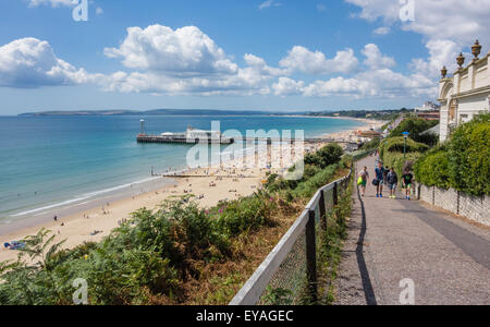 Strand und Pier Ansatz von Osten Klippen, Bournemouth, Poole Bay, Dorset, England, Großbritannien Stockfoto