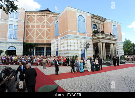 Bayreuth, Deutschland. 25. Juli 2015. Anreise zur Eröffnung der 104. Bayreuther Festspiele in Bayreuth, Deutschland, 25. Juli 2015. Das Richard Wagner Festival dauert bis zum 28. August. Foto: TOBIAS HASE/DPA/Alamy Live-Nachrichten Stockfoto