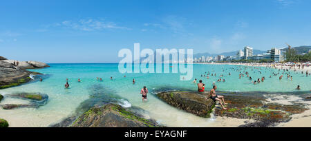 RIO DE JANEIRO, Brasilien - 17. Januar 2015: Beachgoers nutzen ruhige See am Arpoador Ende der Strand von Ipanema. Stockfoto