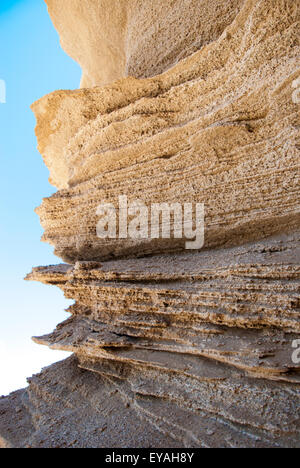 Nahaufnahme eines goldenen Felsen mit klaren blauen Himmel in Sardinien Stockfoto
