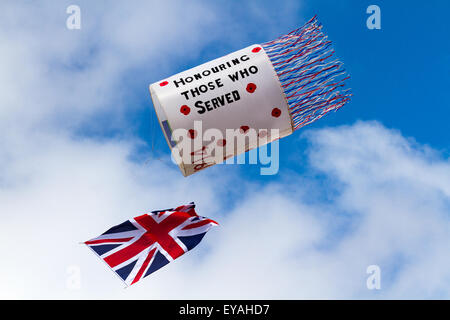 "Ehren wer dient, ' St Annes Kite Festival, Lytham-St - Annes, Lancashire, Großbritannien am 25. Juli 2015. Der Himmel über der Küste überschwemmt mit Farbe als fabelhafte große Anzeige der riesigen WWII gedenken Drachen in die Luft die Erinnerung Tag festival Single Line empfohlene, Dual, Quad und Power Kites, Windsack, weich, Schlauchboote und Banner, Stockfoto