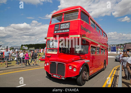 Silverstone, UK, 25. Juli 2015, ein Routemaster Bus fährt in Silverstone Classic 2015 den Welten größten klassischen Motorsport-Festiva Credit: Keith Larby/Alamy Live News Stockfoto