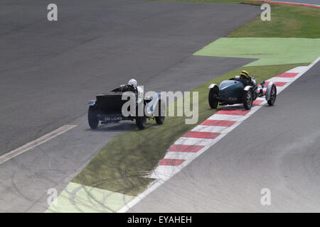 Silverstone, UK, 25. Juli 2015, zwei Autos kämpfen um auf der Rennstrecke in Silverstone Classic 2015 den Welten größten klassischen Motorsport-Festiva Credit: Keith Larby/Alamy Live News Stockfoto