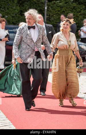 Bayreuth, Deutschland. 25. Juli 2015. Moderator Thomas Gottschalk und seine Frau Thea kommen für die Eröffnung der 104. Bayreuther Festspiele in Bayreuth, Deutschland, 25. Juli 2015. Das Richard Wagner Festival dauert bis zum 28. August. Foto: NICOLAS ARMER/DPA/Alamy Live-Nachrichten Stockfoto