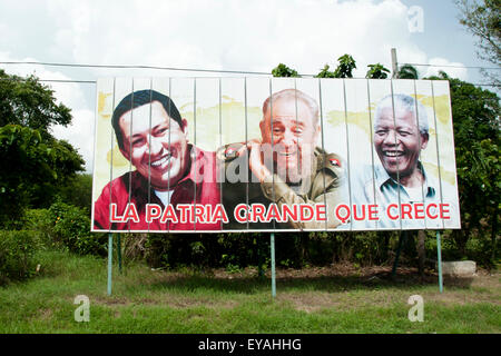 Billboard, Fidel Castro, Hugo Chavez & Nelson Mandela darstellen. Der Satz sagt "die Heimat, die wächst". Stockfoto