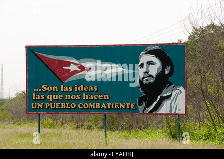 Revolution-Plakat von jungen Fidel Castro, die besagt, dass Ideen uns eine kämpfende Nation machen Stockfoto