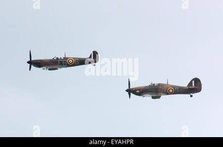 Sunderland, UK 25. Juli 2015. Battle of Britain Memorial Flight Kampfflugzeuge Spitfire und Hurricane fliegen gemeinsam bei Roker, Sunderland Air Show. (c) Washington Imaging/Alamy Live-Nachrichten Stockfoto