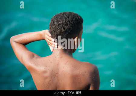 Havanna, Kuba - 23. Mai 2011: Junge kubanische Mann über dem Meer zu einem beliebten steht Schwimmen Loch die Cueva del Tiburon genannt. Stockfoto