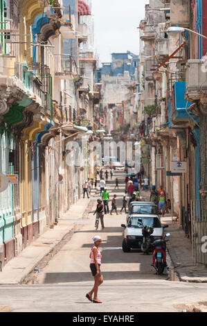 Havanna, Kuba - Juni 2011: Mehr Fußgänger als Autos füllen eine lange Straße in Zentral-Havanna. Stockfoto