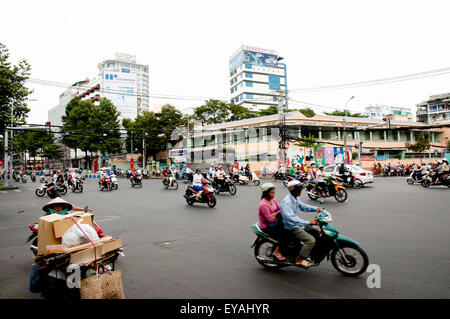 Straßenverkehr in Ho-Chi-Minh-Stadt (Saigon) ist die größte Stadt im Süden Vietnams Stockfoto