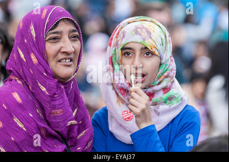 London, UK. 25. Juli 2015.  Das EID Festival feiert Ende des Ramadan und eine jährliche Veranstaltung findet statt am Trafalgar Square.  Dieses Jahr markiert das 10-jährige Bestehen der kostenlosen Veranstaltung als Tausende von Londoner und Touristen Kopf zum Quadrat, Musik hören, probieren Sie Gerichte aus der ganzen Welt sowie an besonderen Aktivitäten teilnehmen. Bildnachweis: Stephen Chung / Alamy Live News Stockfoto