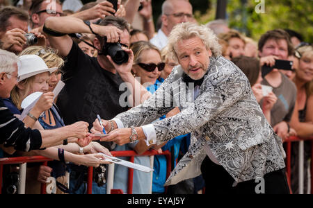 Bayreuth, Deutschland. 25. Juli 2015. Moderator Thomas Gottschalk Autogramme bei der Eröffnung der 104. Bayreuther Festspiele in Bayreuth, Deutschland, 25. Juli 2015. Das Richard Wagner Festival dauert bis zum 28. August. Foto: NICOLAS ARMER/Dpa/Alamy Live News Stockfoto