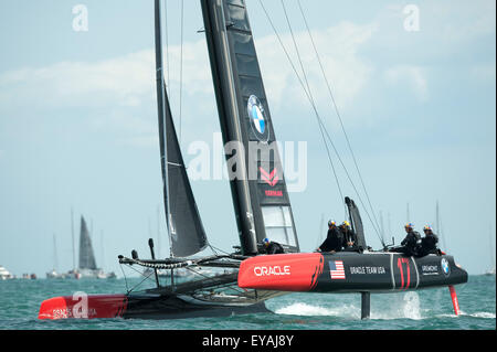 Portsmouth, Hampshire, UK. 25. Juli 2015: Oracle Team USA konkurriert während der America Cup erste Runde Rennen aus Portsmouth, England (Foto von Rob Munro/CSM) Kredit: Cal Sport Media/Alamy Live News Stockfoto