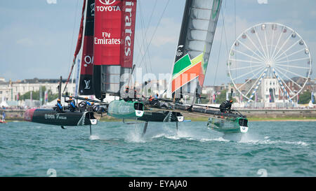 Portsmouth, Hampshire, UK. 25. Juli 2015: Emirates Team New Zealand vor Groupama Team Frankreich während der America Cup erste Runde Rennen aus Portsmouth, England (Foto von Rob Munro/CSM) Kredit: Cal Sport Media/Alamy Live News Stockfoto