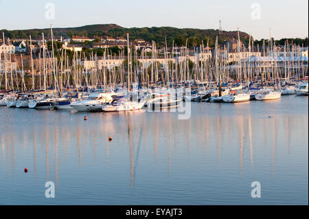 Sonnenuntergang auf den ruhigen Hafen von Howth, Dublin, Irland Stockfoto