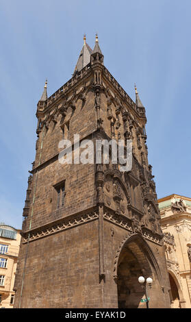 Pulverturm (circa XV Jh.) im alten Stadtzentrum von Prag. UNESCO-Welterbe der UNESCO Stockfoto