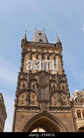 Pulverturm (circa XV Jh.) im alten Stadtzentrum von Prag. UNESCO-Welterbe der UNESCO Stockfoto