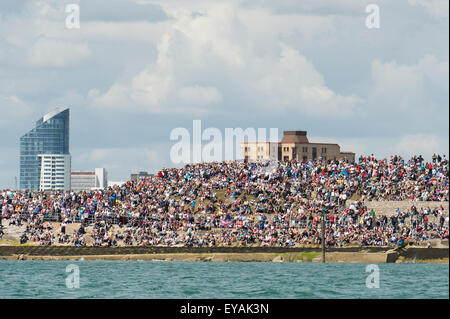 Portsmouth, UK. 25. Juli 2015. Menschenmassen beobachten den Americas Cup die Portsmouth Küstenlinie zu decken. Bildnachweis: MeonStock/Alamy Live-Nachrichten Stockfoto