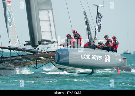 Portsmouth, UK. 25. Juli 2015. Landrover BAR Crew in Aktion wie sie nähern sich einem Luvtonne während zwei der America Cup Rennen. Bildnachweis: MeonStock/Alamy Live-Nachrichten Stockfoto