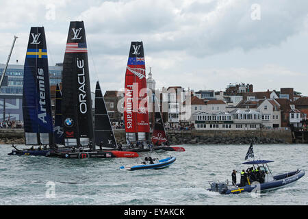 Portsmouth, UK. 25. Juli 2015. Konkurrierende Teams (L-R) Schwedens Artemis Racing und Oracle Team USA und Emirates Team New Zealand verlassen Liegeplatz in das erste offizielle Rennen der 35. America Cup World Series Rennen in Portsmouth in Hampshire, UK Samstag, 25. Juli 2015 zu konkurrieren. 2015 Portsmouth Rennen von den Louis Vuitton America Cup World Series zählt zu den Qualifikanten und Playoffs, welche den Herausforderer, gegen den Titel Inhaber Oracle Team USA im Jahr 2017 zu konkurrieren. Bildnachweis: Luke MacGregor/Alamy Live-Nachrichten Stockfoto