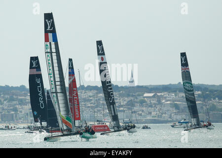 Portsmouth, UK. 25. Juli 2015. Konkurrierenden Mannschaften (L-R) Oracle Team USA, Groupama Team Emirates New Zealand, Frankreich SoftBank Team Japan und Großbritanniens Land Rover BAR (Ben Ainslie Racing) tritt in das erste offizielle Rennen der 35. America Cup World Series Rennen in Portsmouth in Hampshire, UK Samstag, 25. Juli 2015. 2015 Portsmouth Rennen von den Louis Vuitton America Cup World Series zählt zu den Qualifikanten und Playoffs, welche den Herausforderer, gegen den Titel Inhaber Oracle Team USA im Jahr 2017 zu konkurrieren. Bildnachweis: Luke MacGregor/Alamy Live-Nachrichten Stockfoto