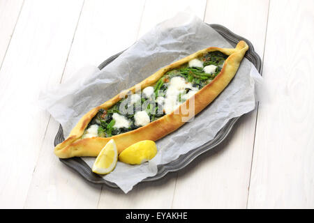 hausgemachte Spinat Pide, traditionelle türkische pizza Stockfoto