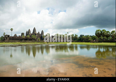 Antike Tempelanlage Angkor Wat zu reflektieren, in stillem Wasser unter dramatischen Himmel Stockfoto