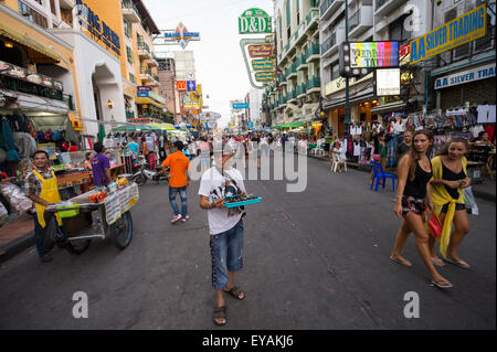 BANGKOK, THAILAND - 16. November 2014: Touristen und Anbieter teilen sich die Fußgängerzone von Khao San Road-Backpacker-Bereich. Stockfoto