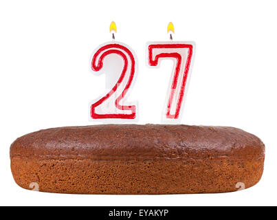 Geburtstagstorte mit Kerzen Nummer 27 isoliert auf weißem Hintergrund Stockfoto