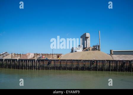 Hafen von Whitstable, Aggregate Einfuhr und Asphalt herstellen, Kent, England, UK Stockfoto