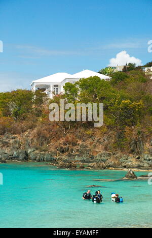 4 Personen im Scuba Ausrüstung vorbereiten zum Tauchen in der Karibik von der Insel St. Thomas, US Virgin Islands. Stockfoto