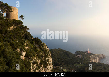 Punta Carena Leuchtturm und Torre della Guardia Wachturm auf Capri Insel in Italien Stockfoto